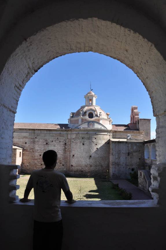 As arcadas e colunas da Estância Jesuítica de Alta Gracia, na Argentina